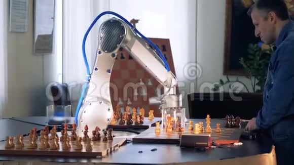 棋手和机器人之间的游戏视频的预览图