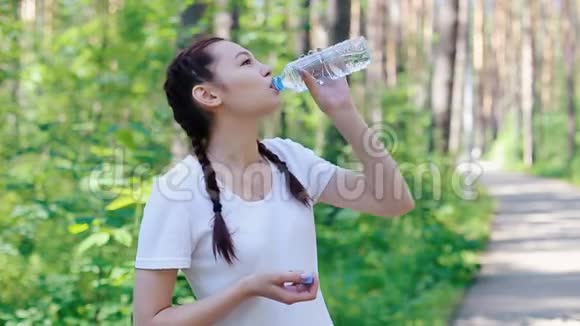 女孩用瓶子里的水浇自己视频的预览图