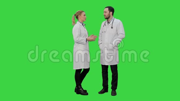 两名专业医生在手术前在绿色屏幕上交谈Chroma键视频的预览图