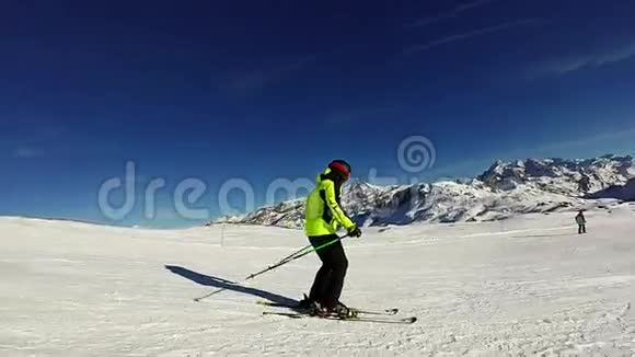 年轻人在晴天滑雪视频的预览图