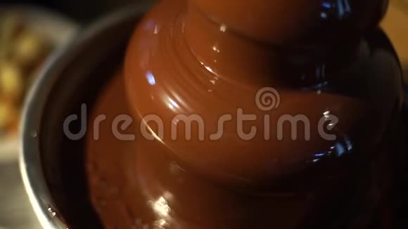巧克力流动喷泉瀑布般的热融巧克力视频的预览图