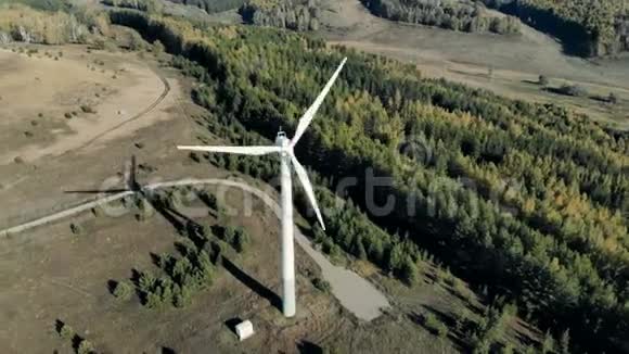 现代风力涡轮机工作绿色能源可再生能源理念视频的预览图