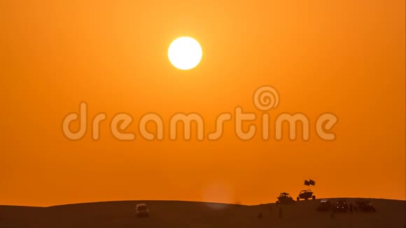 日落时分沙漠中的闷热视频的预览图