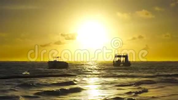 海面上的日出两条船在波浪上摇晃视频的预览图