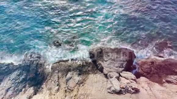 白色波浪溅落在岩石海岸上视频的预览图