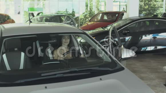 带钥匙的快乐女商人刚在汽车经销店买了辆新车视频的预览图