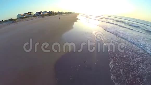 海滩上明亮的日出视频的预览图