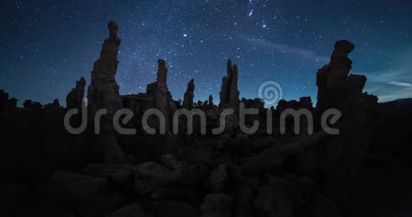 加州莫诺湖夜空中的银河时间流逝视频的预览图