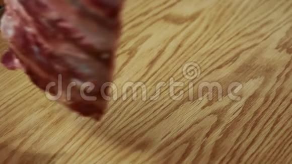 牛肉排骨正放在餐厅厨房的木切割板上关门视频的预览图