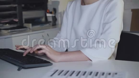 忙碌的女孩在办公室里工作图表和电脑4K视频的预览图