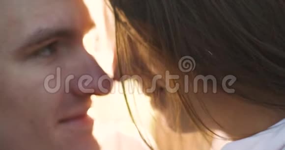 喀尔巴阡山脉的一对年轻可爱的夫妇在阳光明媚的日子里浪漫的约会或恋爱大气4K视频的预览图