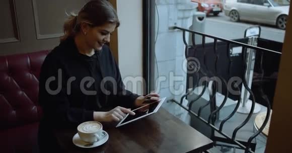 美丽的女性在线银行使用ipad购物与信用卡拍摄红色电影视频的预览图