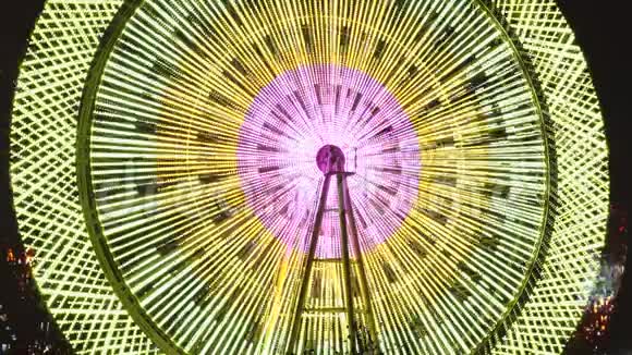 摩天轮旋转在它后面留下一条发光的痕迹带有吸引力的灯光的抽象视频视频的预览图