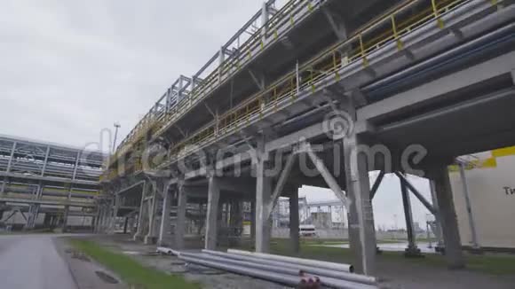 摄像头通过天然气和炼油厂管道视频的预览图