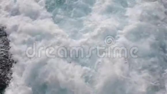 海上游轮螺旋桨上的泡沫和泡沫水视频的预览图