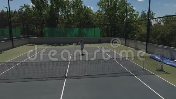漂亮的女孩在网球场击球视频的预览图