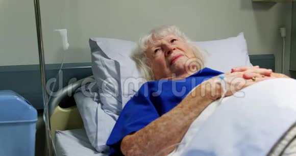 积极的老年病人在病房放松4k视频的预览图