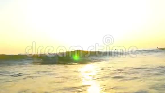日落背景下的海浪镜片上的水滴视频的预览图