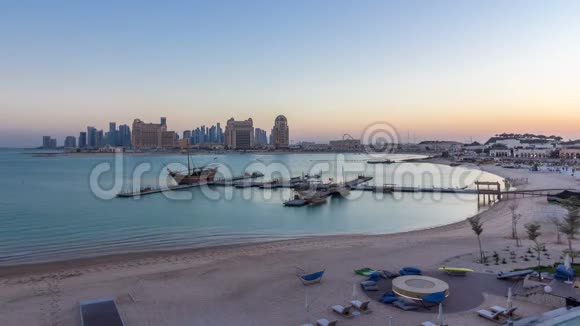 从卡塔尔多哈卡塔拉海滩白天到晚上朝西湾和市中心方向看视频的预览图