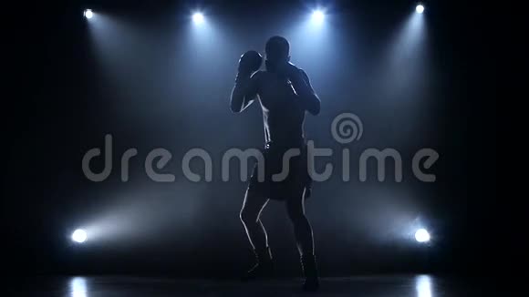 运动员训练成为拳击冠军剪影慢动作视频的预览图