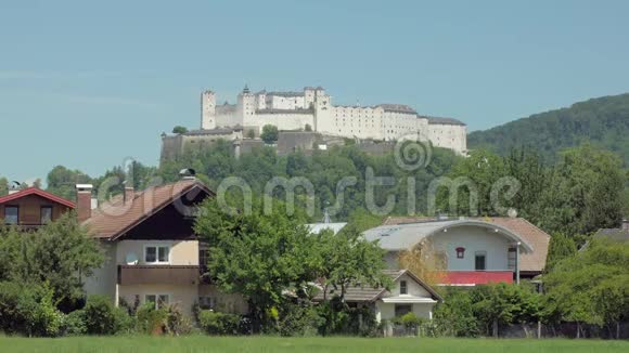 在阳光明媚的夏日著名的霍亨萨尔茨堡堡垒位于萨尔茨堡的费斯顿斯堡山顶视频的预览图