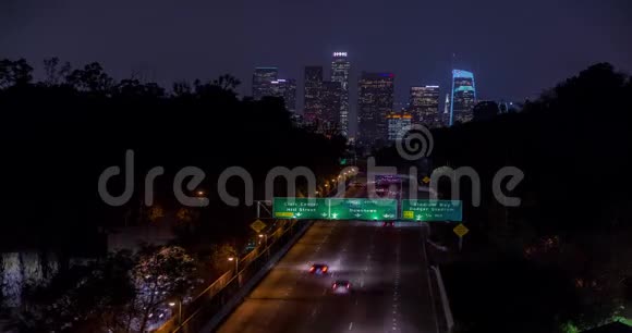 夜间向洛杉矶市中心方向行驶的110高速公路的时差视频的预览图
