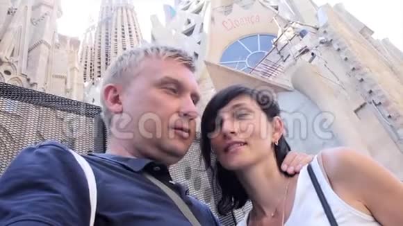 成年夫妇在城市教堂拥抱和亲吻视频的预览图