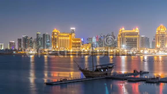 从卡塔尔多哈卡塔拉海滩白天到晚上朝西湾和市中心方向看视频的预览图