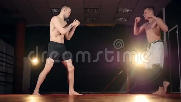 MMA战斗机给他的搭档一个有力的向前踢慢动作视频的预览图