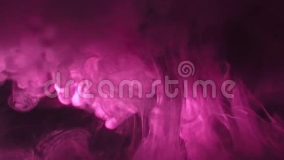 油漆刷放在水里艺术家画了画用浸在液体中的丙烯酸红色墨水刷真实的视觉视频的预览图
