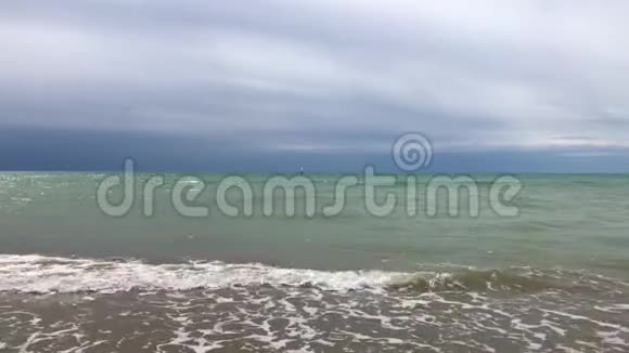 海面上的冲浪者柔和的波浪多云的天空视频的预览图