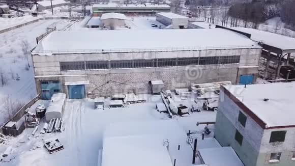 雪的冬天里的老企业视频的预览图