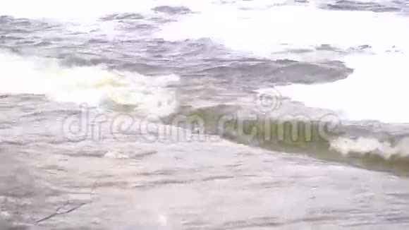 河上的巨浪视频的预览图