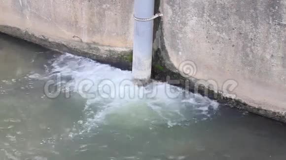 废水流经河流的管道视频的预览图