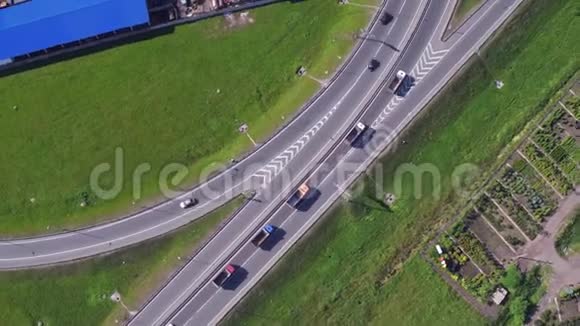 公路上的交通运输交汇处视频的预览图