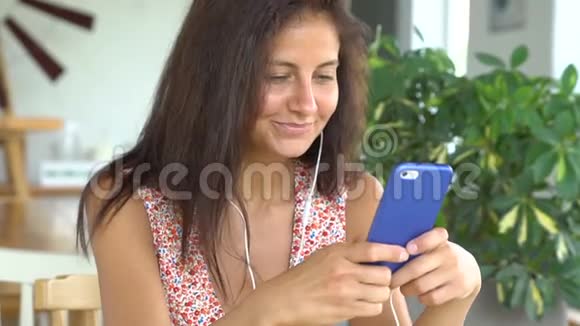 女人在她的智能手机上说话视频的预览图