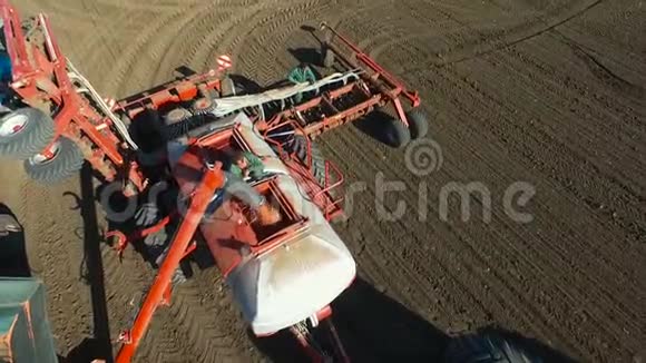 农业拖拉机在田间工作种植作物视频的预览图