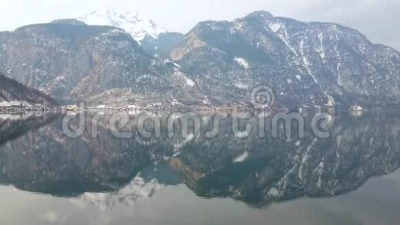 对奥地利哈尔斯塔特湖的反思视频的预览图