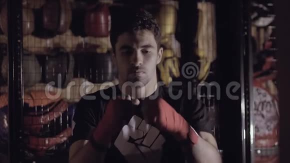 拳击手练拳的肖像视频的预览图