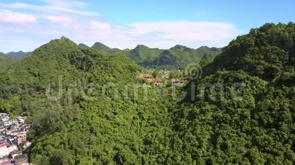 美丽绿山中的鸟瞰古寺建筑群视频的预览图