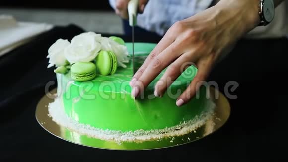 糖果手把绿色蛋糕分成两部分视频的预览图