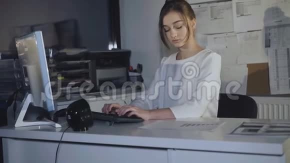 忙碌的女孩在办公室里工作图表和电脑4K视频的预览图