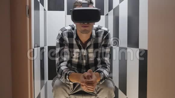 人在厕所耳机获得使用VR耳机的经验视频的预览图