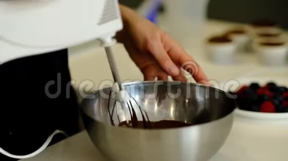 威士忌在玻璃杯中搅拌巧克力蛋糕面团在玻璃碗中轻摇慢动打鞭子做饭视频的预览图