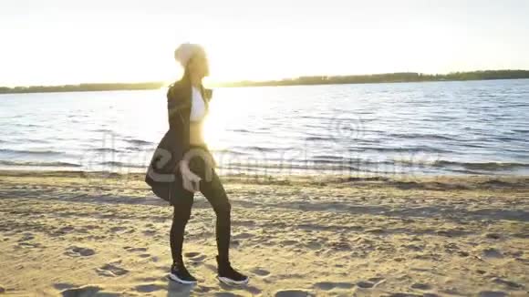 海普斯特女孩随着节奏跳舞在海滩上随着旋律视频的预览图