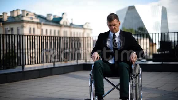 残疾人商人试图从轮椅上站起来视频的预览图