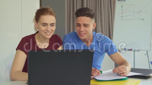 几个年轻人在办公室用笔记本电脑工作视频的预览图