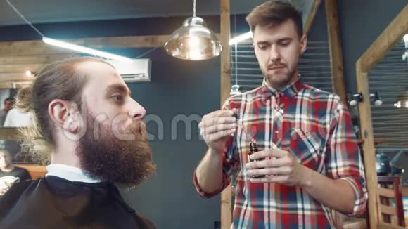 理发师在人的胡须上涂油视频的预览图