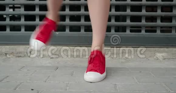 穿红色运动鞋的女人锻炼身体视频的预览图