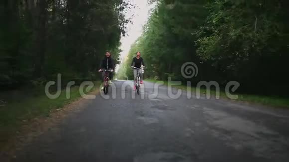 快乐的一对夫妇在外面骑自行车健康的生活方式有趣的概念视频的预览图